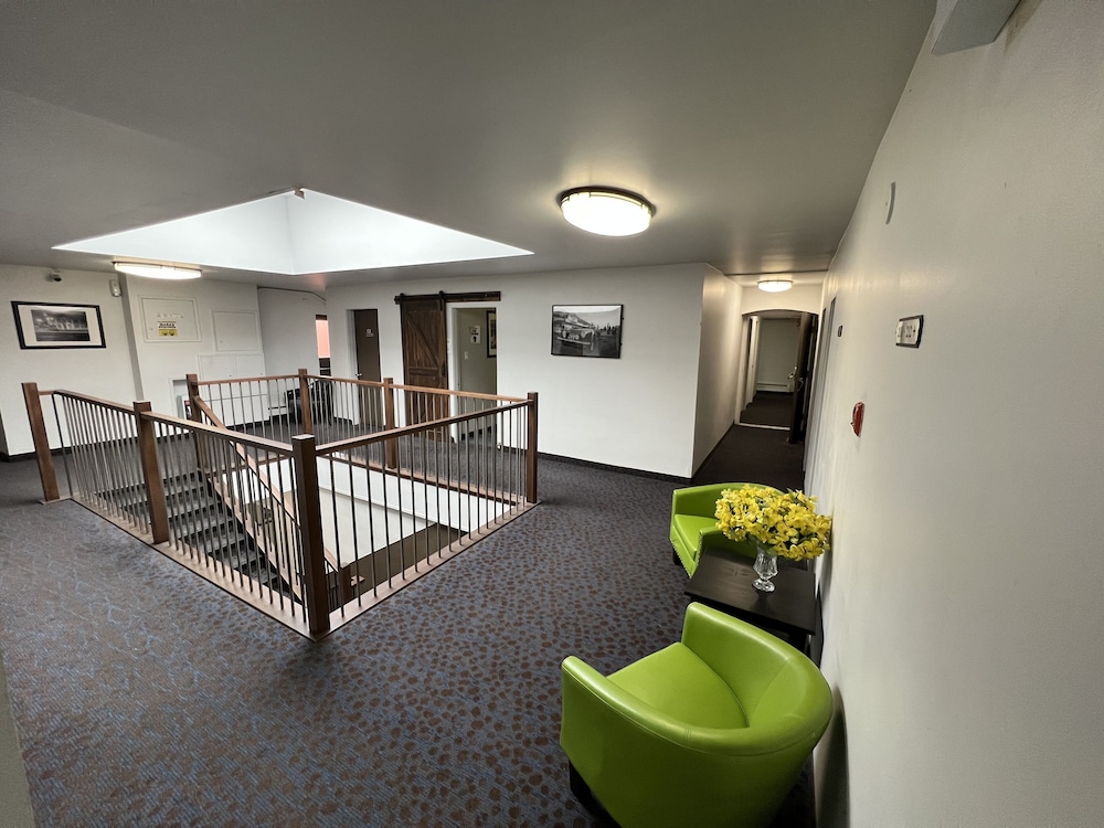 Commercial Hotel 50/76