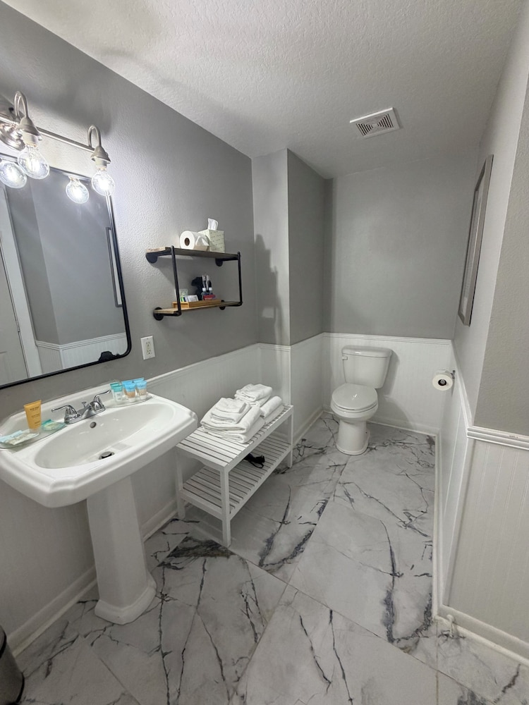 Artisan Downtown 74/80