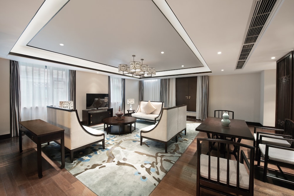 Crowne Plaza Yading 58/81