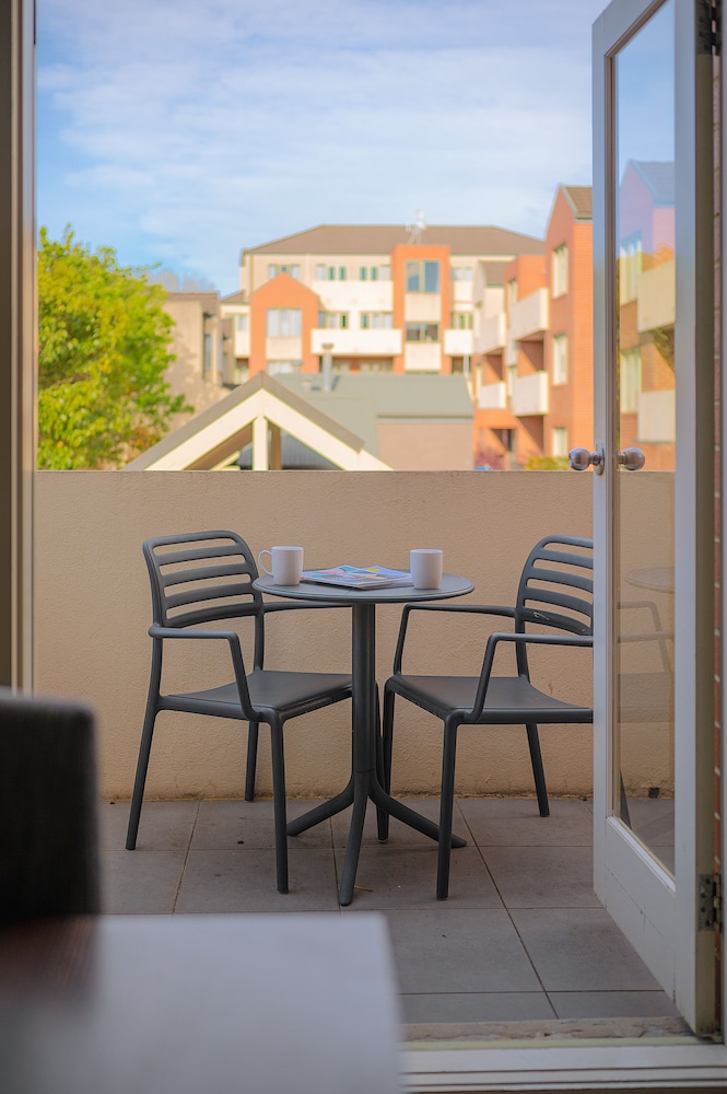 MainStay Suites Kew 46/60
