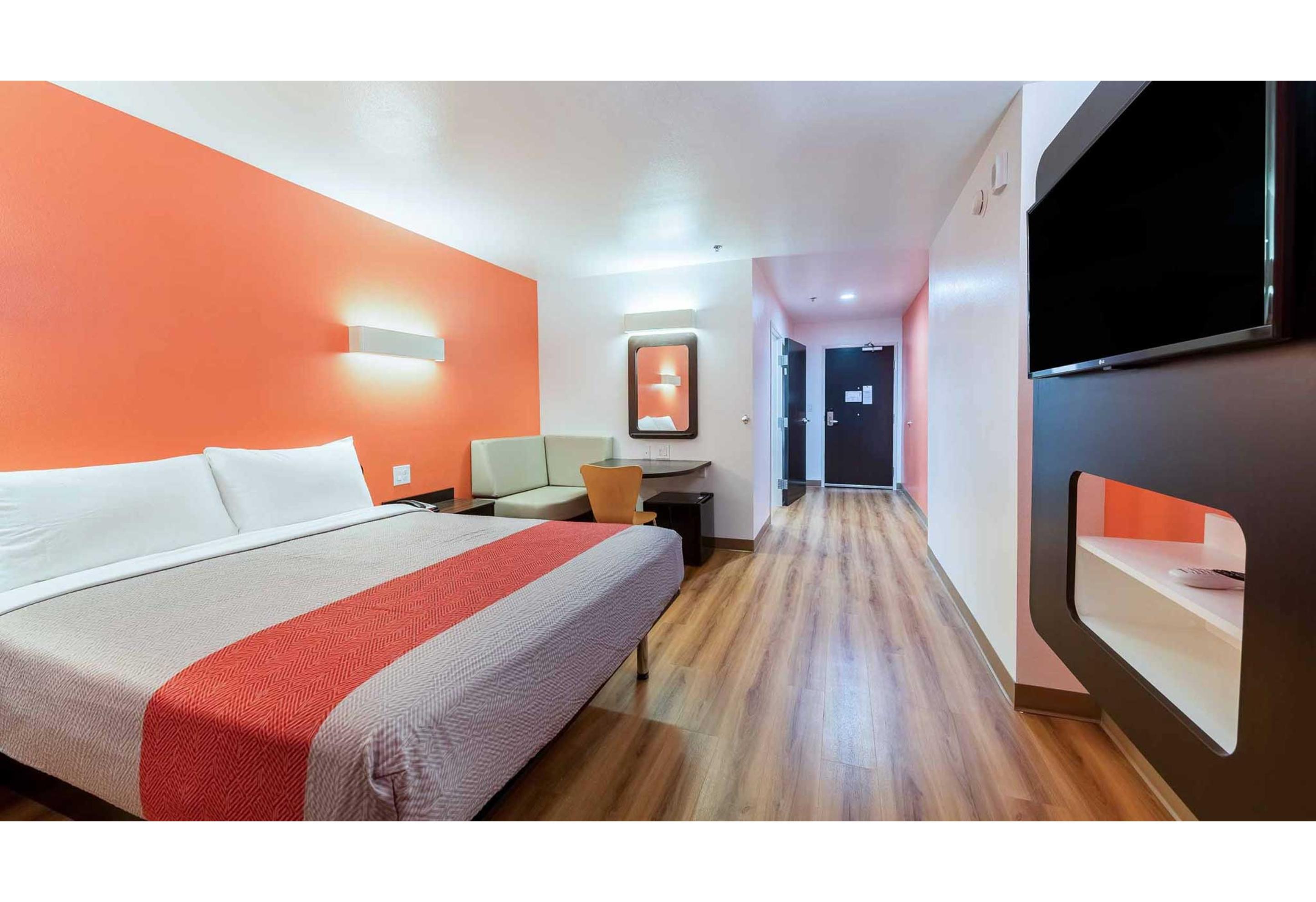 1 Queen Bed Mobil Acces Tub Nsmk Minifridg