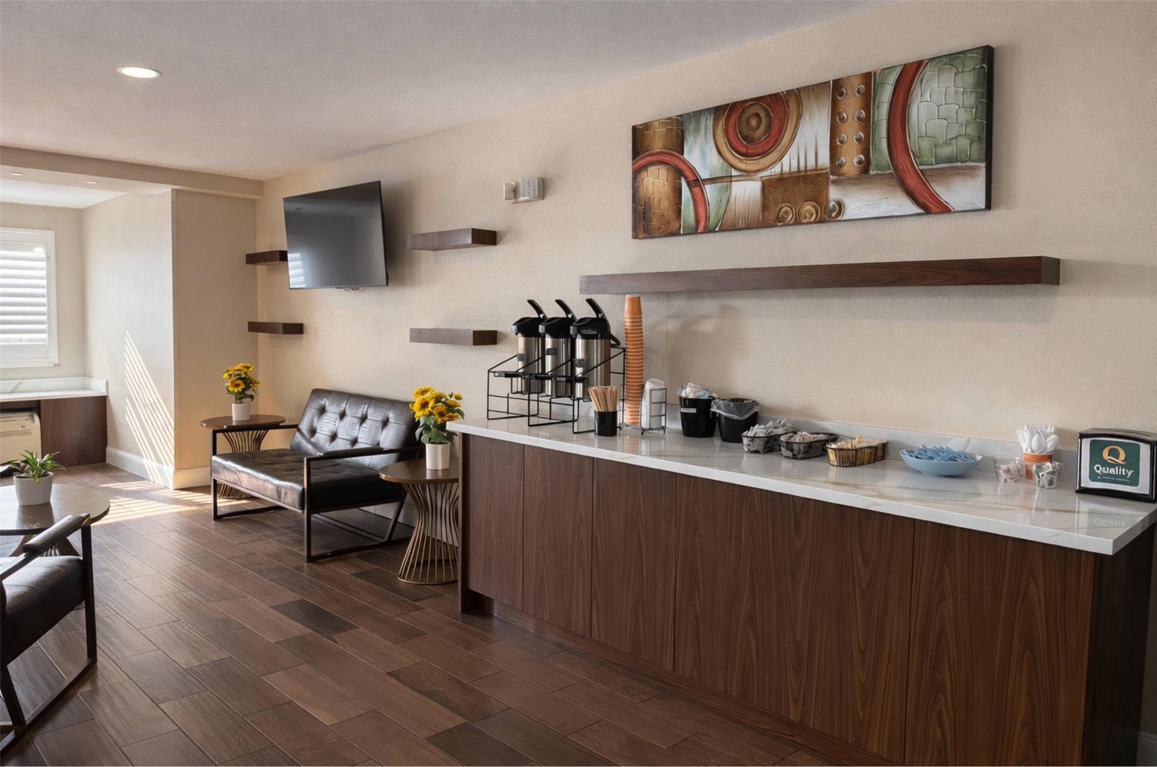 Econo Lodge Inn & Suites Santa Rosa South 14/18
