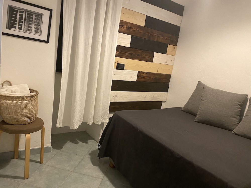 Black Market Hotel 25/50