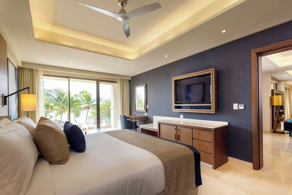 4 Bedrooms, Diamond Club, Chairman, Luxury, Suite, 2 King Beds, 4 Queen Beds, Ocean Front, 2 Sofa