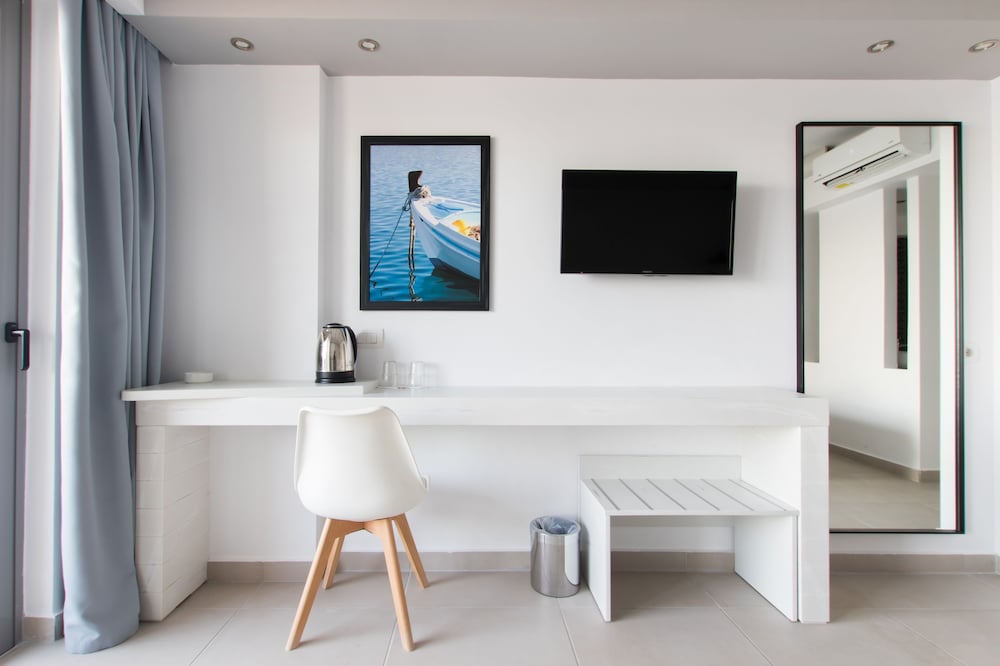 Konstantinos Palace 33/50