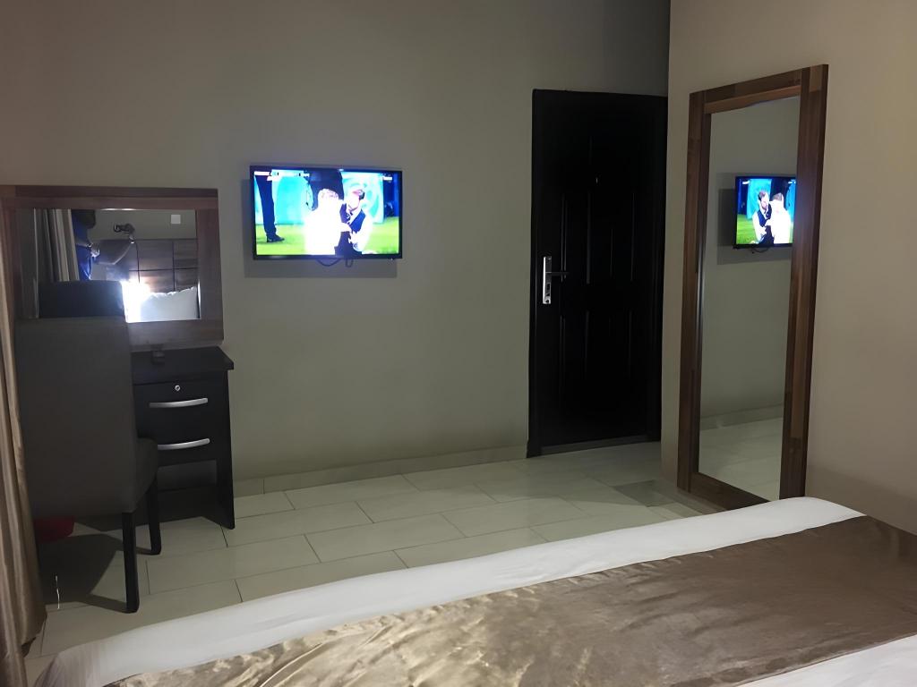 Momak 5 Hotel And Suites 13/18