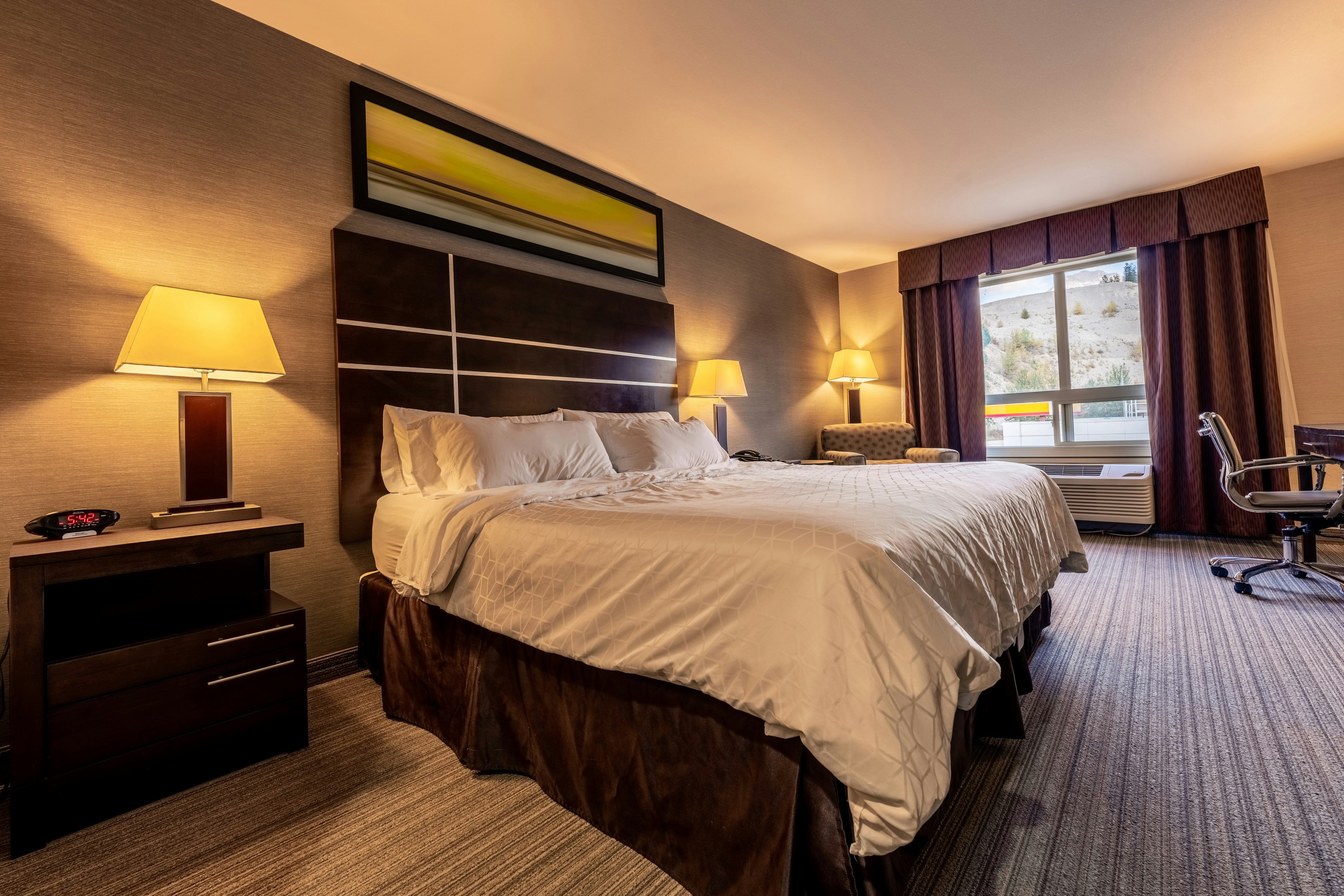 HOLIDAY INN EXPRESS GOLDEN KICKING HORSE 37/75