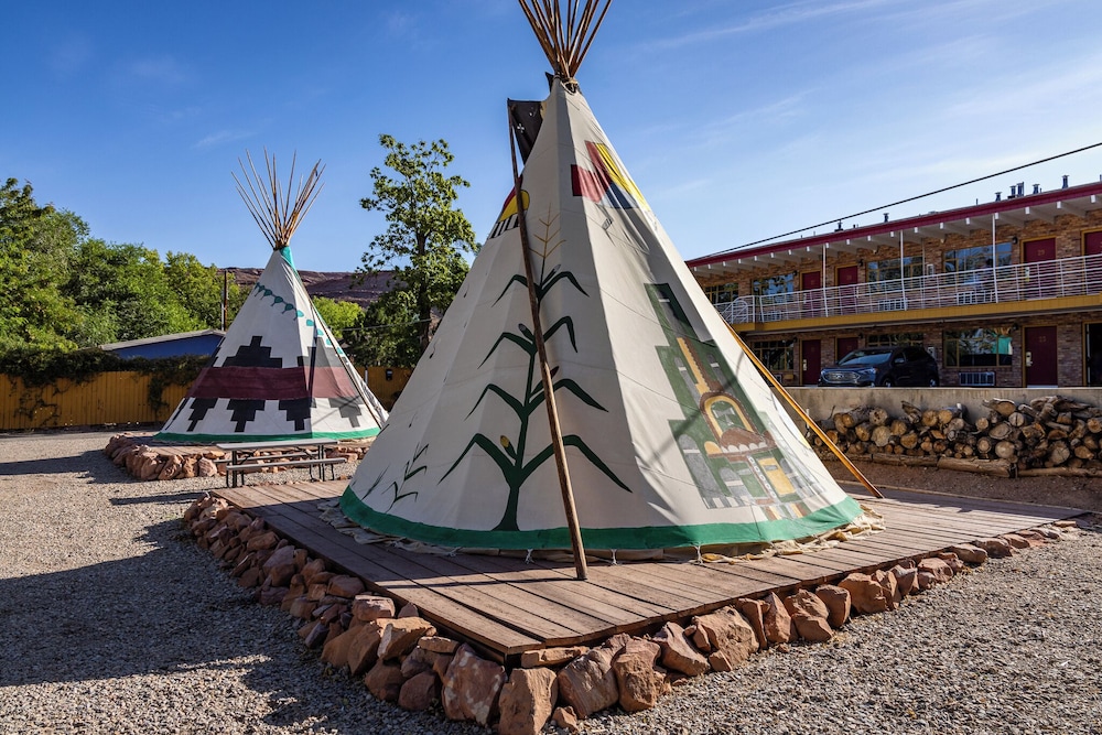 Apache Motel 45/48