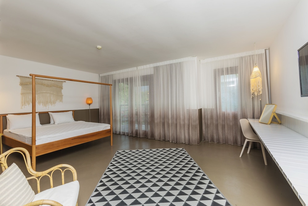 EXECUTIVE, KING BED, POOL VIEW, BALCONY