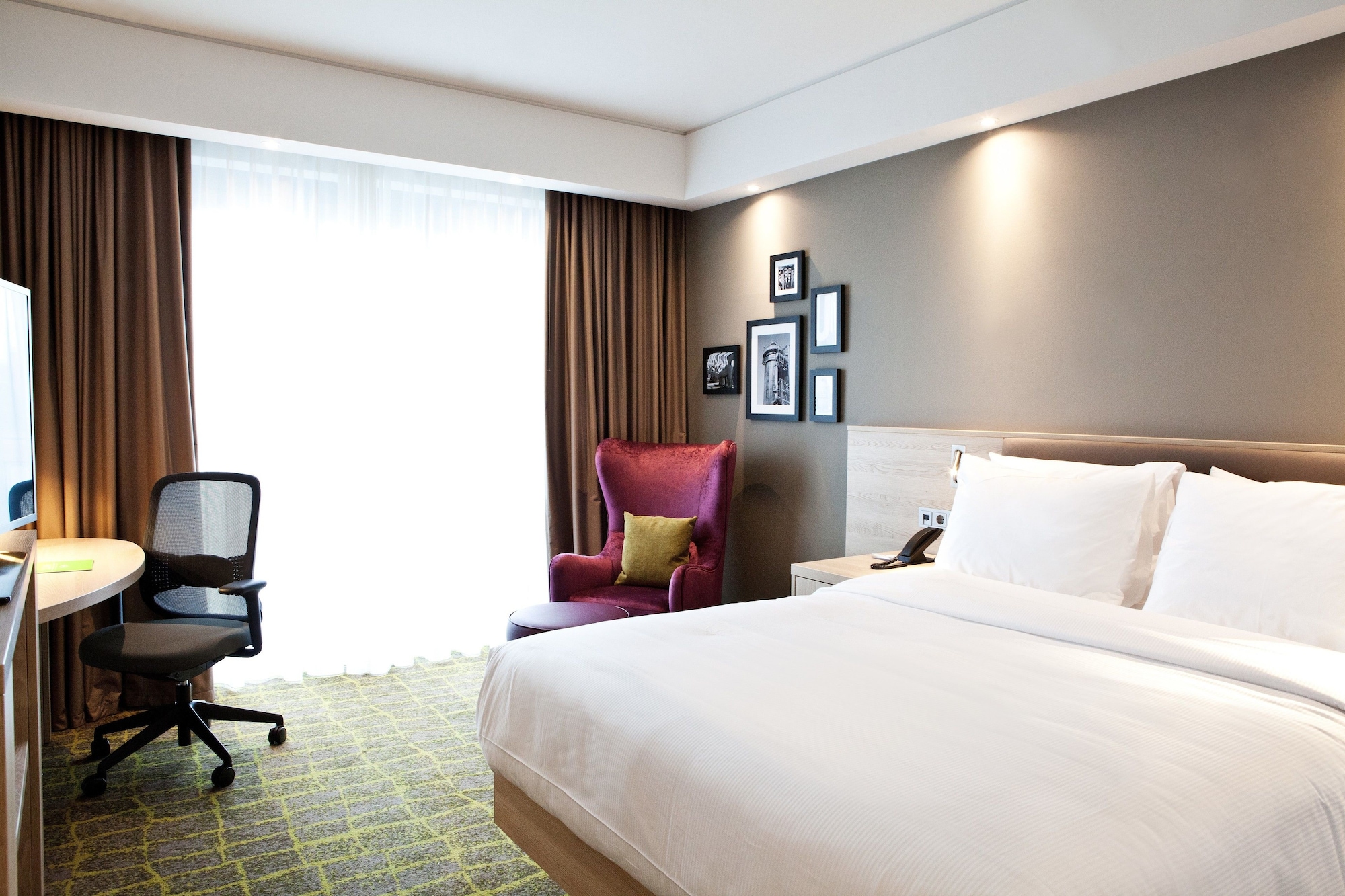 ROOM, QUEEN BED