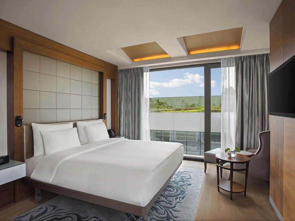 DELUXE, KING BED, GARDEN VIEW