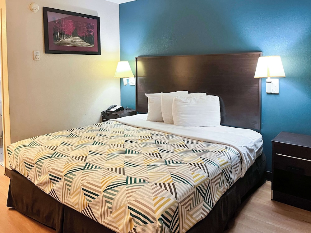 DELUXE, KING BED, ACCESSIBLE