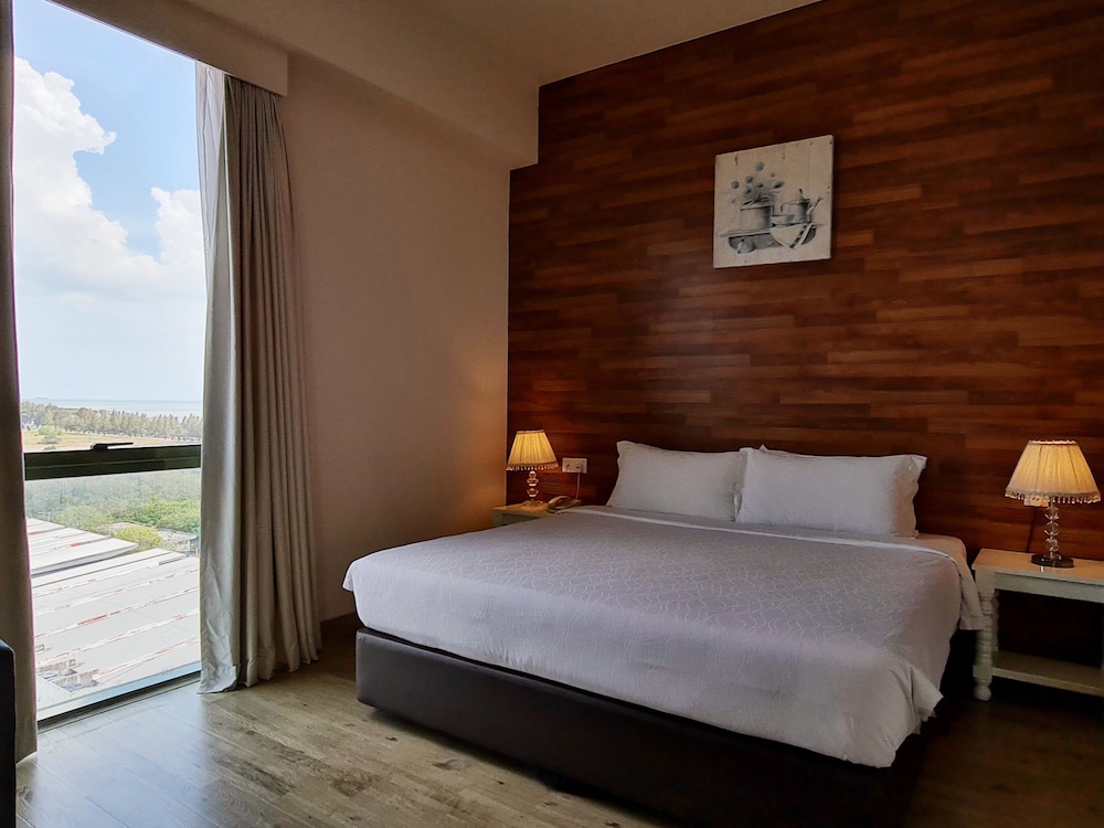 Swan, Suite, King Bed, Swan Garden Hotel 5/8