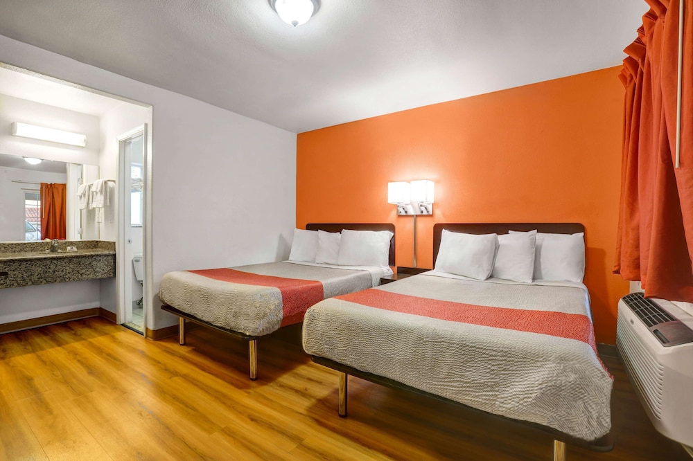 غرفة قياسية بسريرين مزدوجين للمدخنين، Motel6 Marysville, CA 2/5
