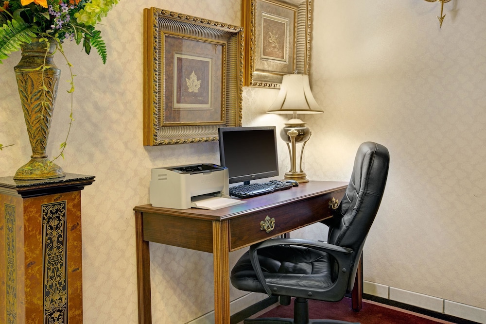 Days Inn & Suites by Wyndham Hickory 21/25