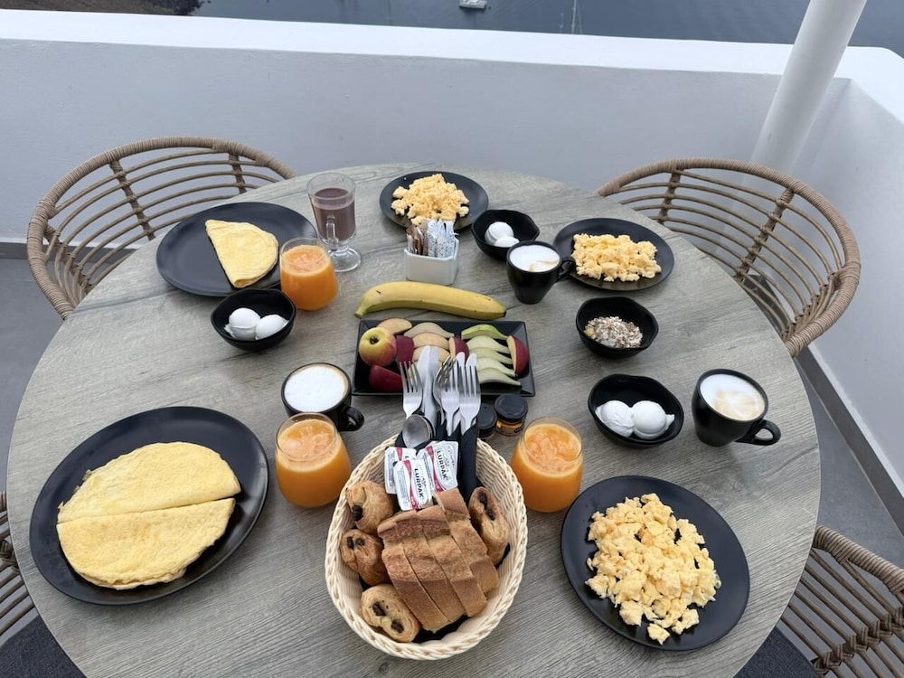 Allure Breeze Suites 66/79