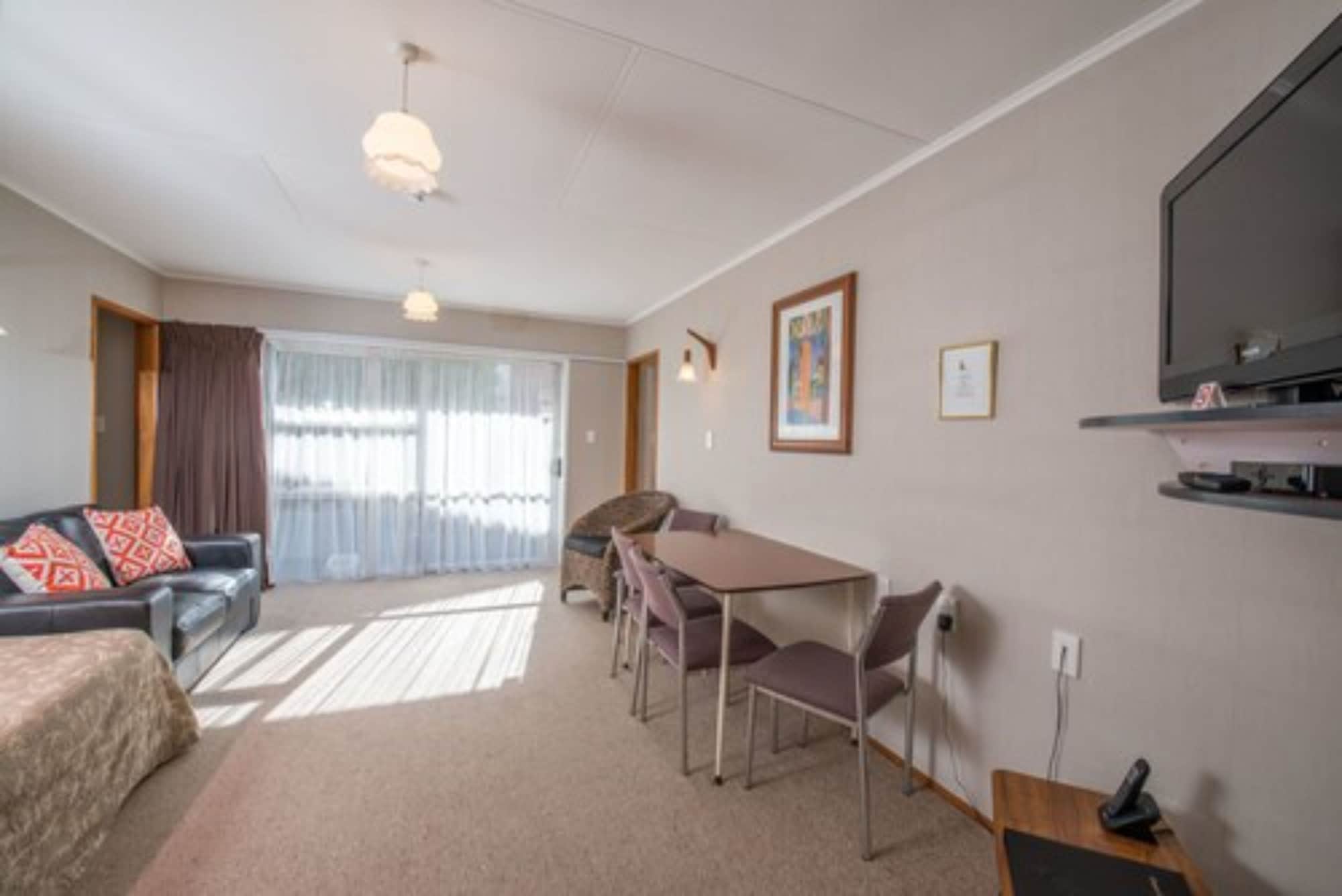 1 BEDROOM, SUITE