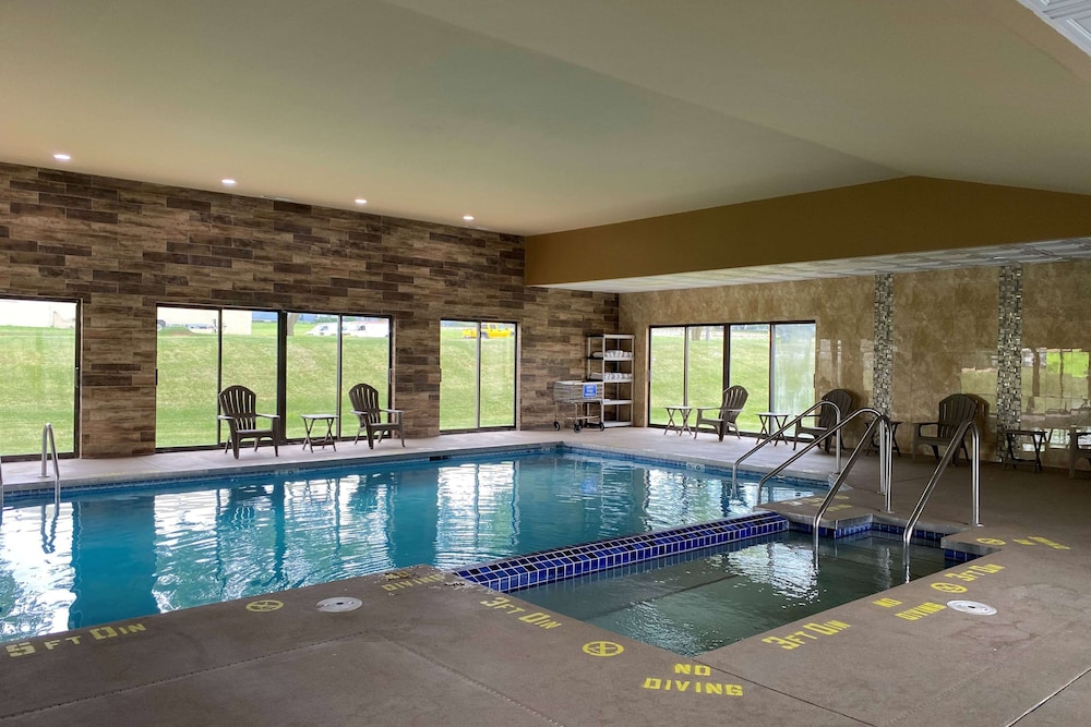 AmericInn by Wyndham Fort Atkinson 19/37