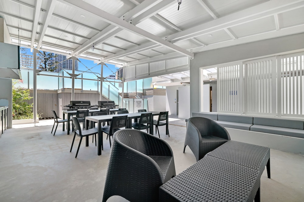 Surfers Century Oceanside Apartments 32/50