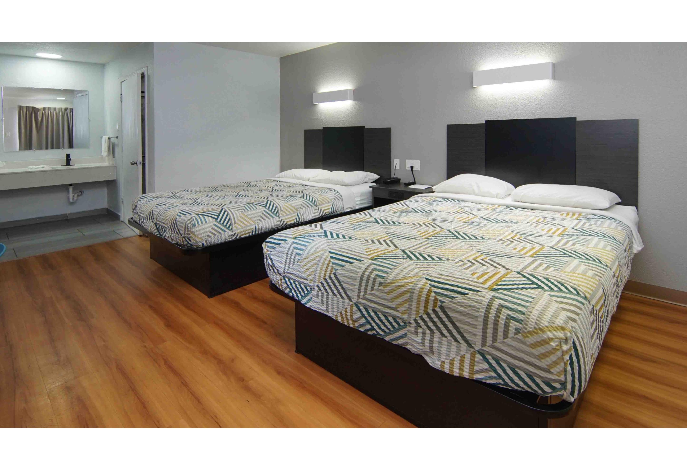 2 Queen Beds - Mob Acc RI Shwr Nsmk Micfridg, Motel6 Red Oak, TX - Dallas 3/6