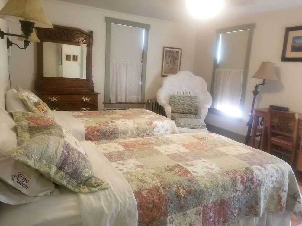 The Queen, A Victorian Bed and Breakfast 25/74