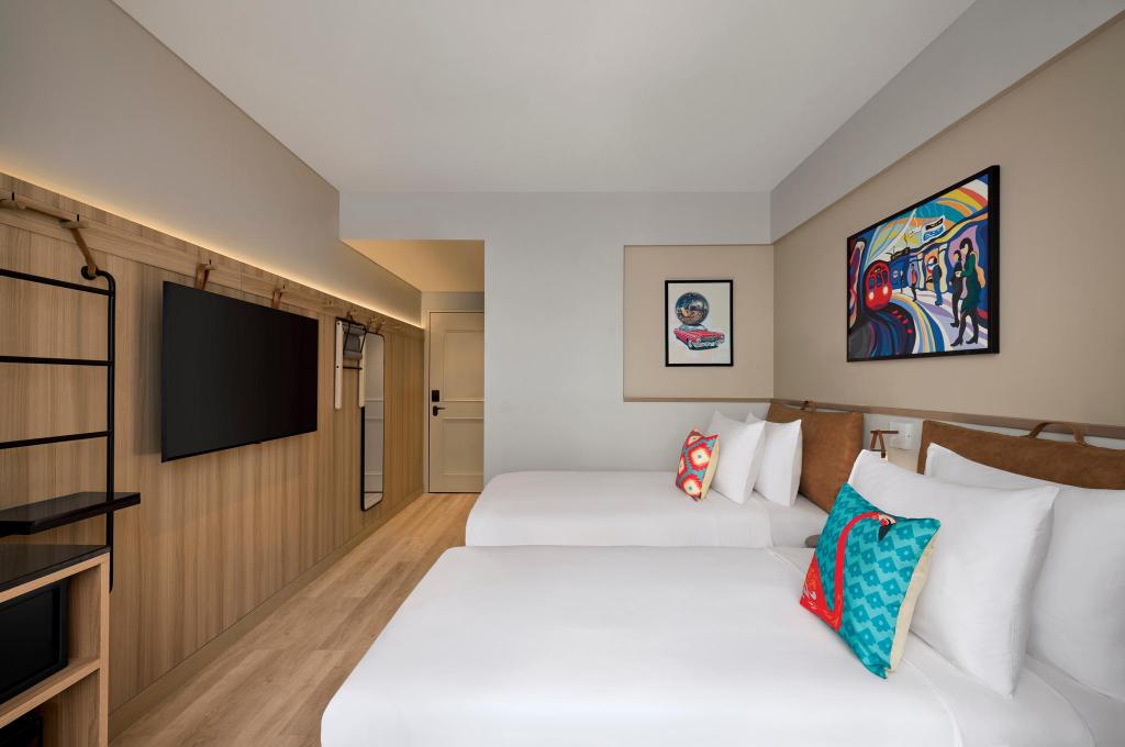 Moxy High, Guest Room, Twin Beds, City View