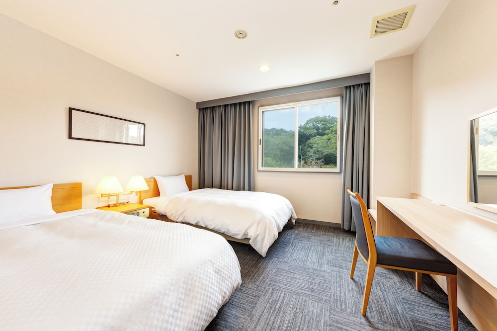Room, Twin Beds, Mountain Side