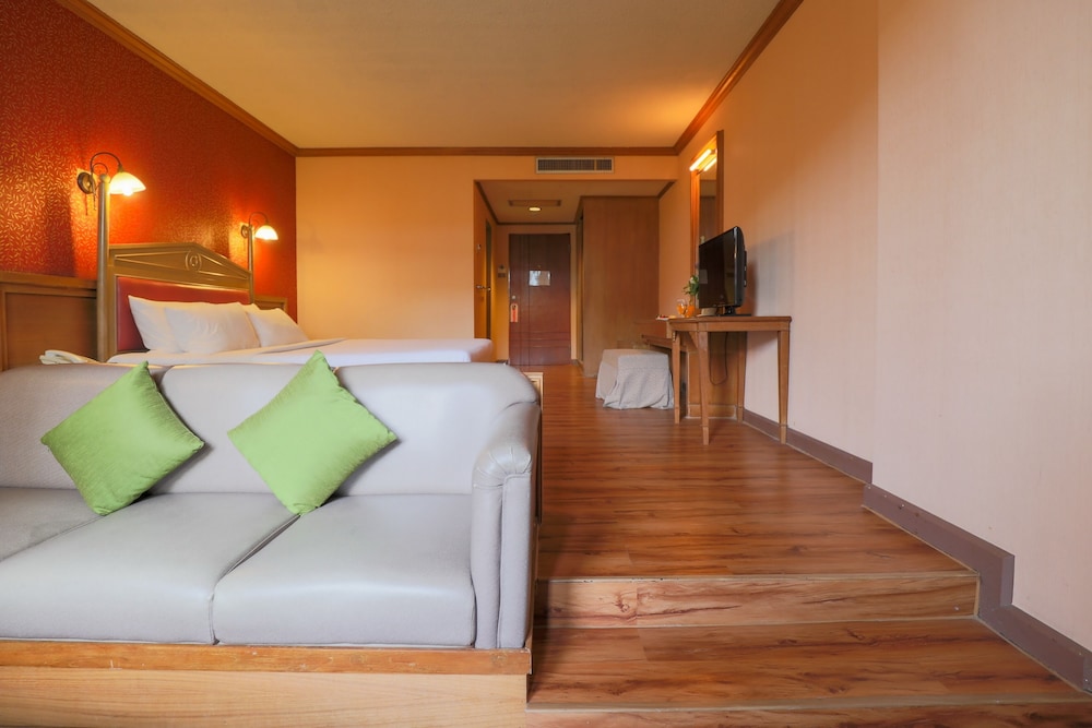 DELUXE, DOUBLE OR TWIN BED