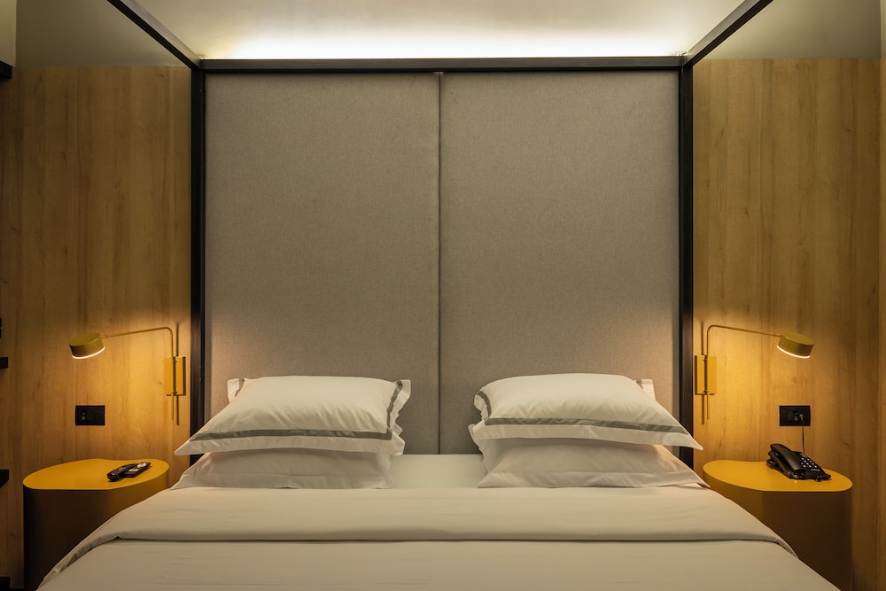 Suite, Queen Bed, Sofa, Max Plaza Hotel 2/10