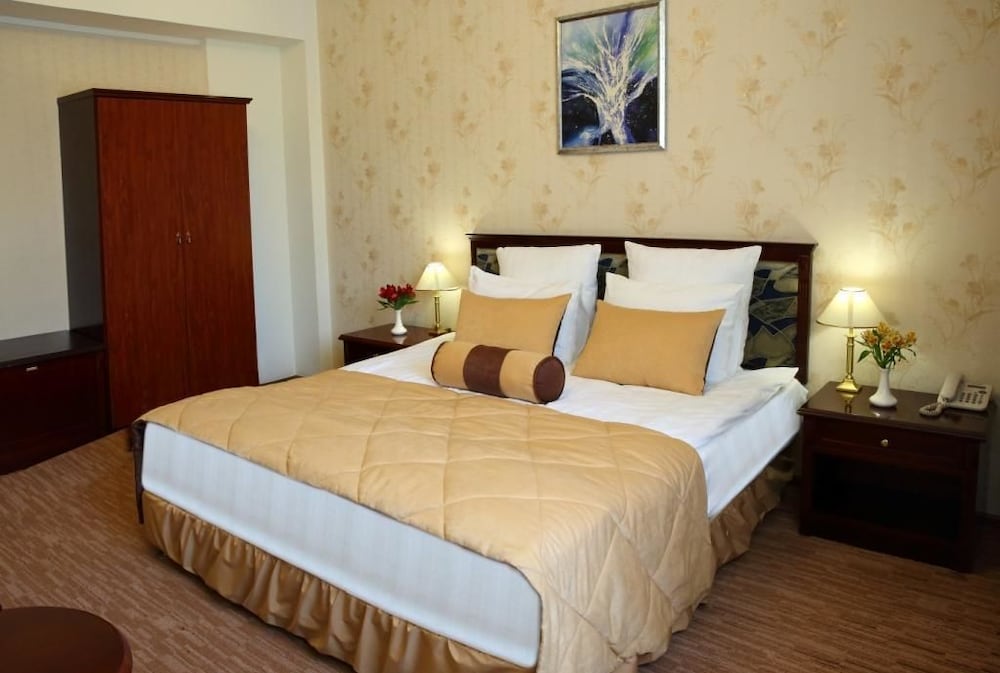 Golden Dragon Hotel 26/75