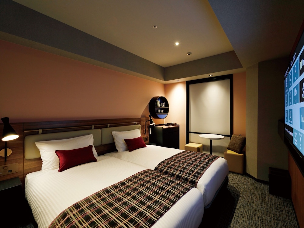 Hollywood, Twin Beds, Main Building