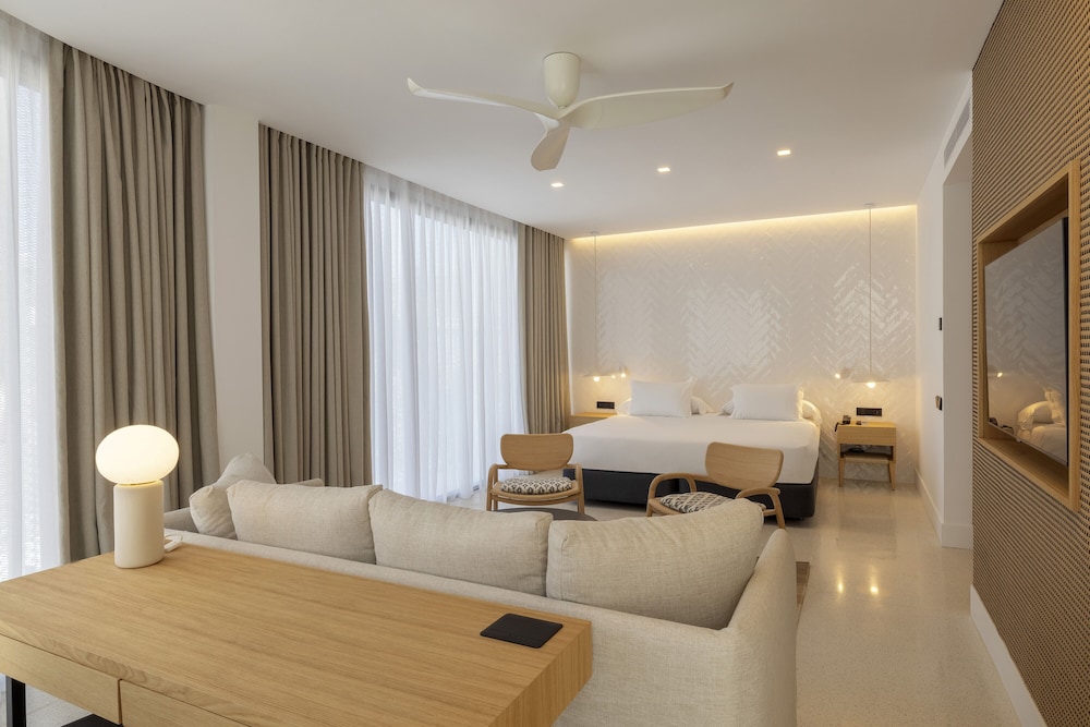 SUITE, SINGLE