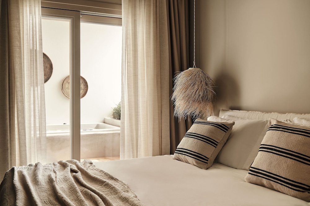Delos, Suite, King Bed, Sea View, Hot Tub، Amyth of Mykonos Agios Stefanos - Adults Only 2/3