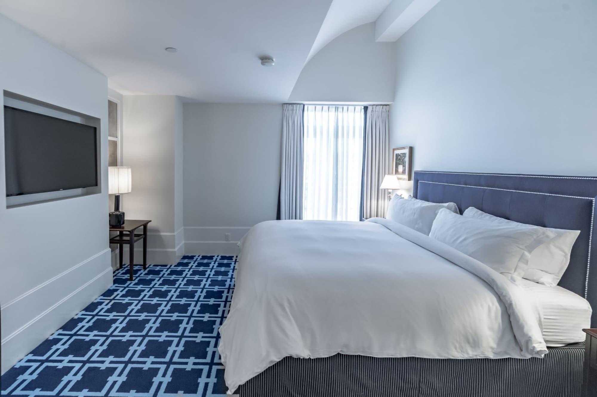 Courtyard, Suite, King Bed, Balcony