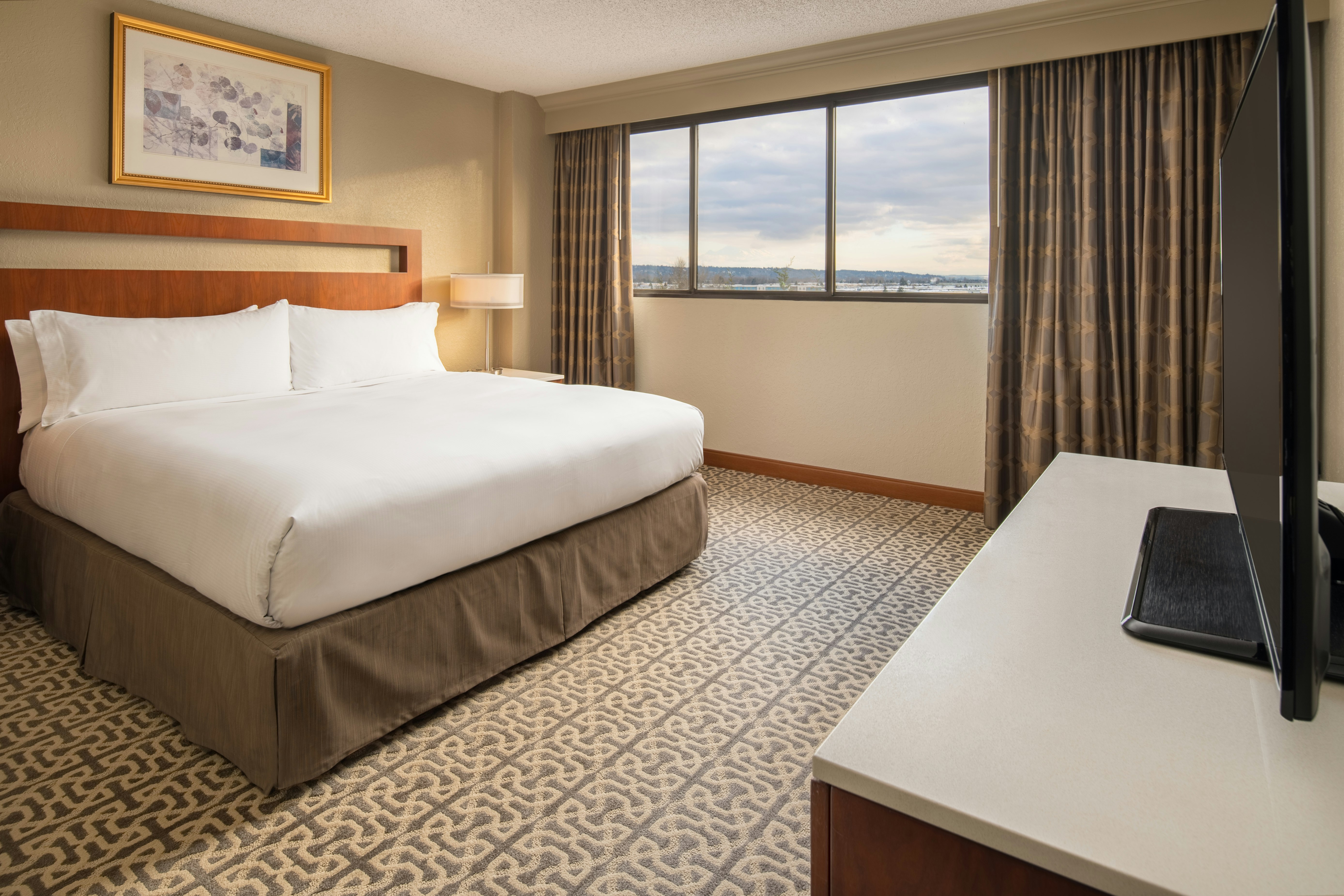 SUITE, KING BED, CORNER
