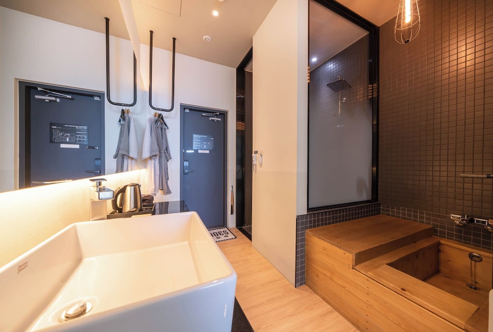 Avenue, 2 Futon Beds, Ocean Floor، H Avenue 8/8