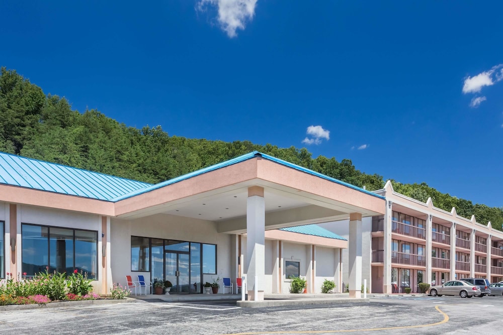 Howard Johnson by Wyndham Salem Hotel & Conference Center 1/30