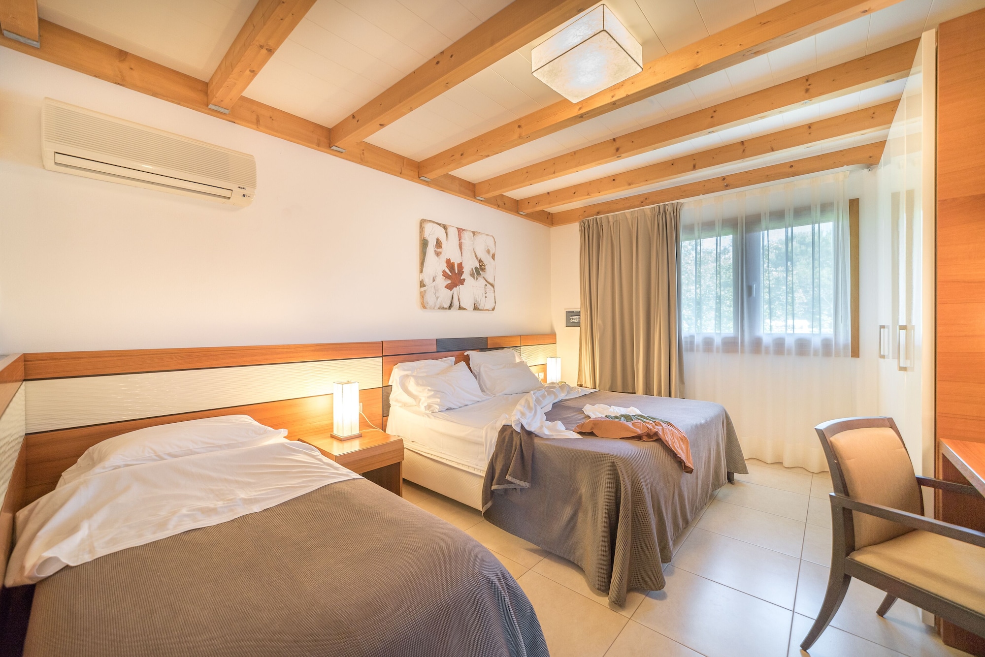 1 BEDROOM, SUITE, KITCHENETTE