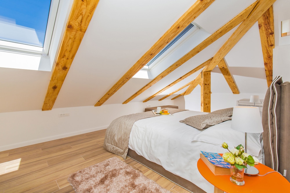 LUXURY, APARTMENT, BALCONY, ATTIC