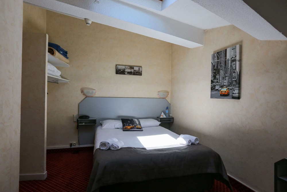 Brit Hotel Bleu Nuit 43/50
