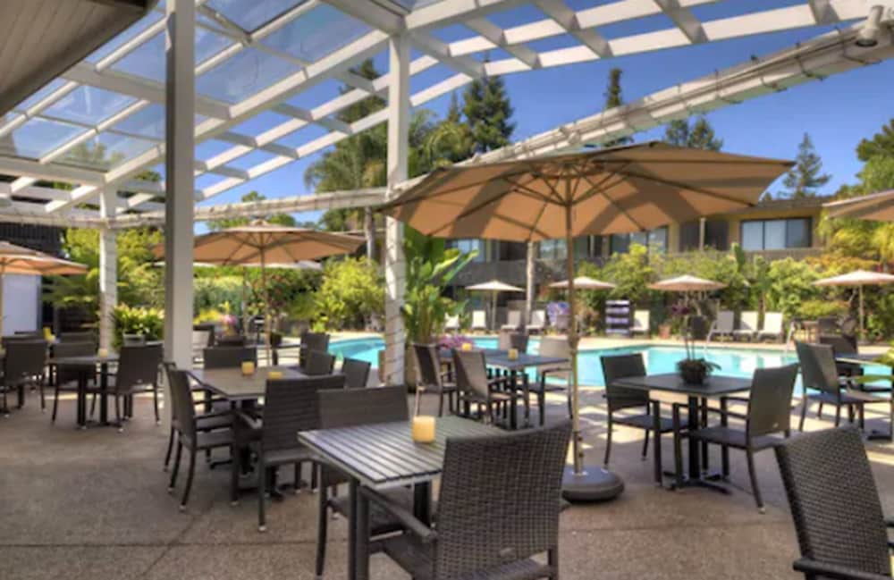 Dinah's Garden Hotel 42/60