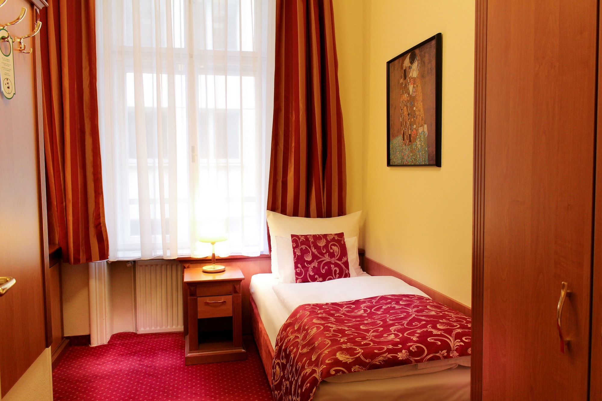 ROOM, SINGLE, SMALL