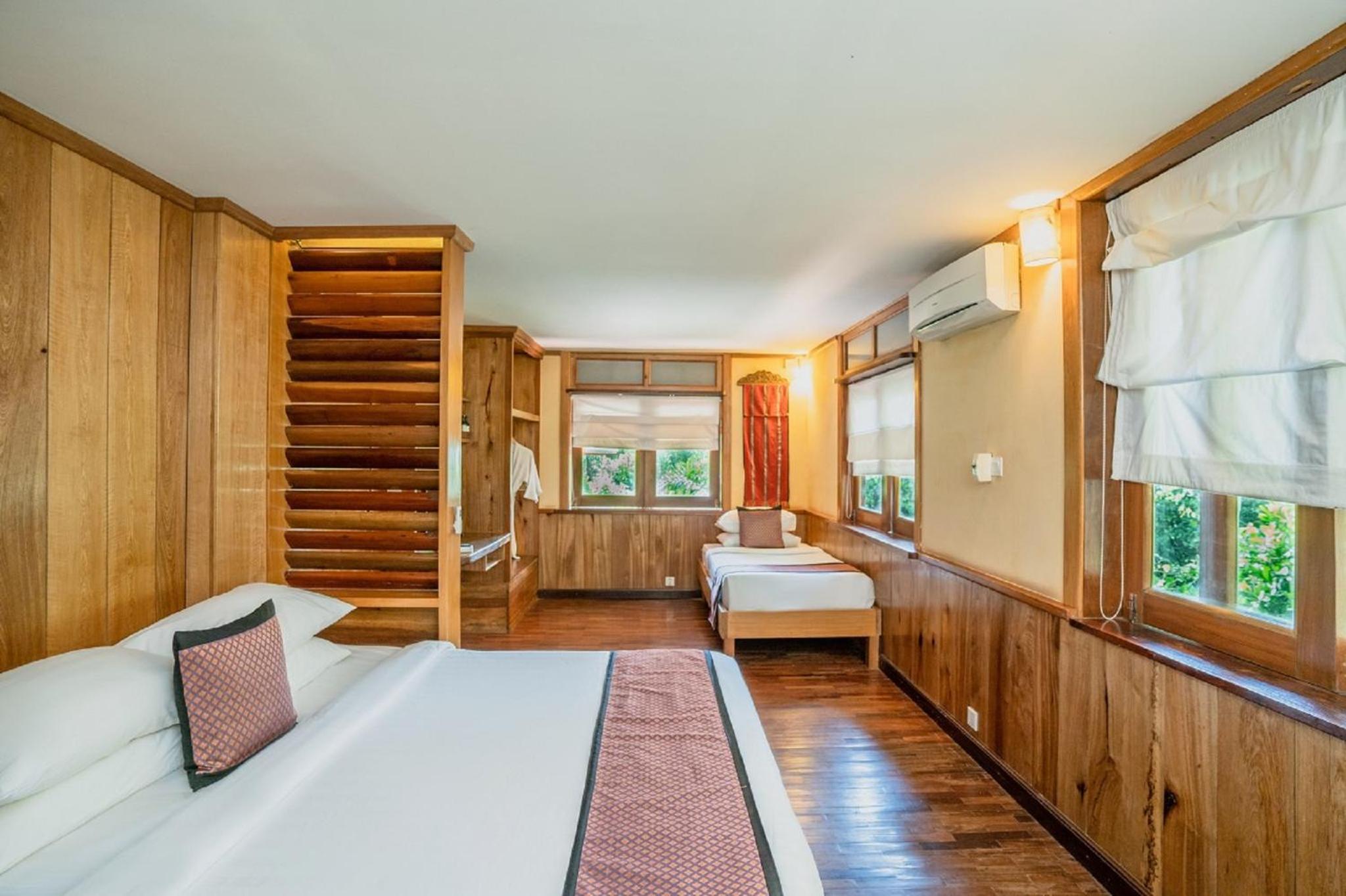 Private, Wooden, Cottage, 2 Queen and Twin Beds