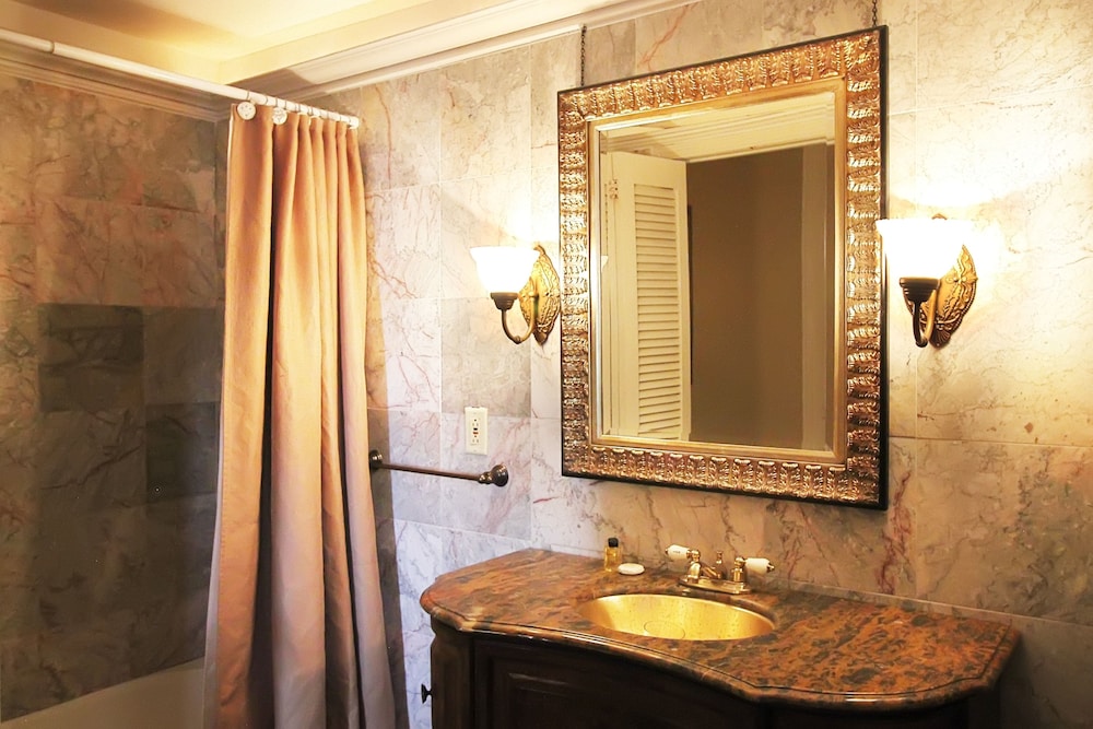 غرفة بسرير كوين بشرفة، The Olivier House Hotel 4/5