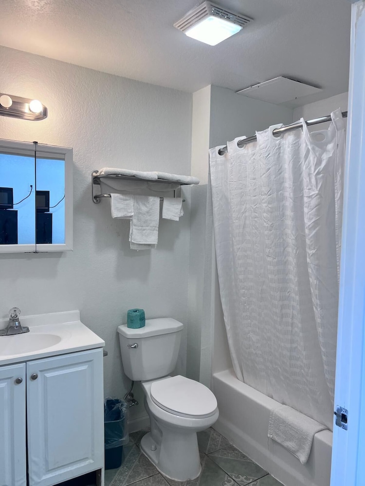 OYO Garden Inn and Suites Pearsall I-35 East 18/21