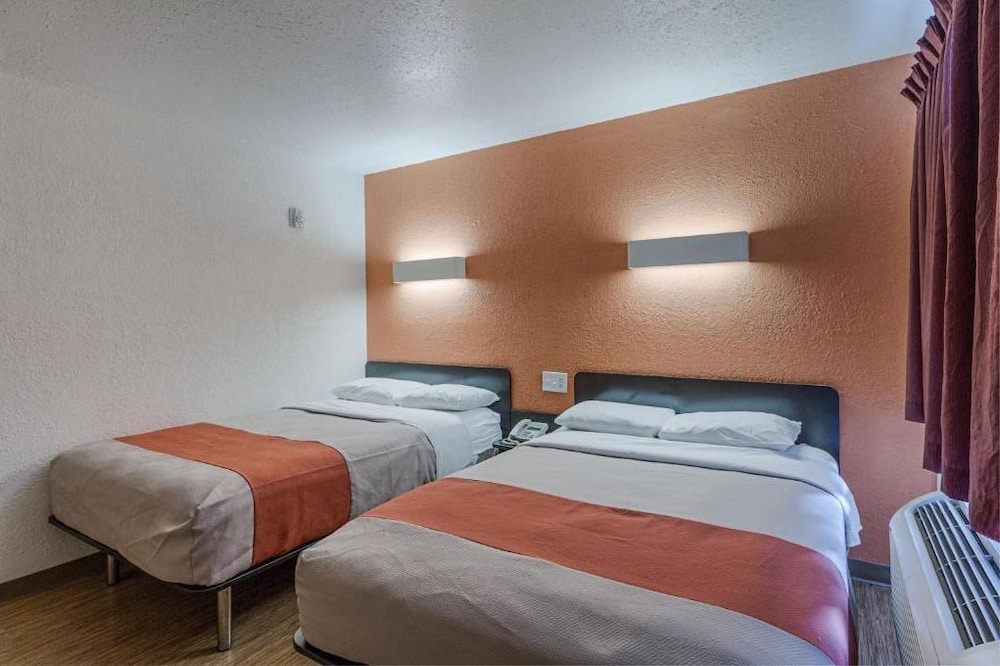 Motel6 Oshkosh, WI 32/67