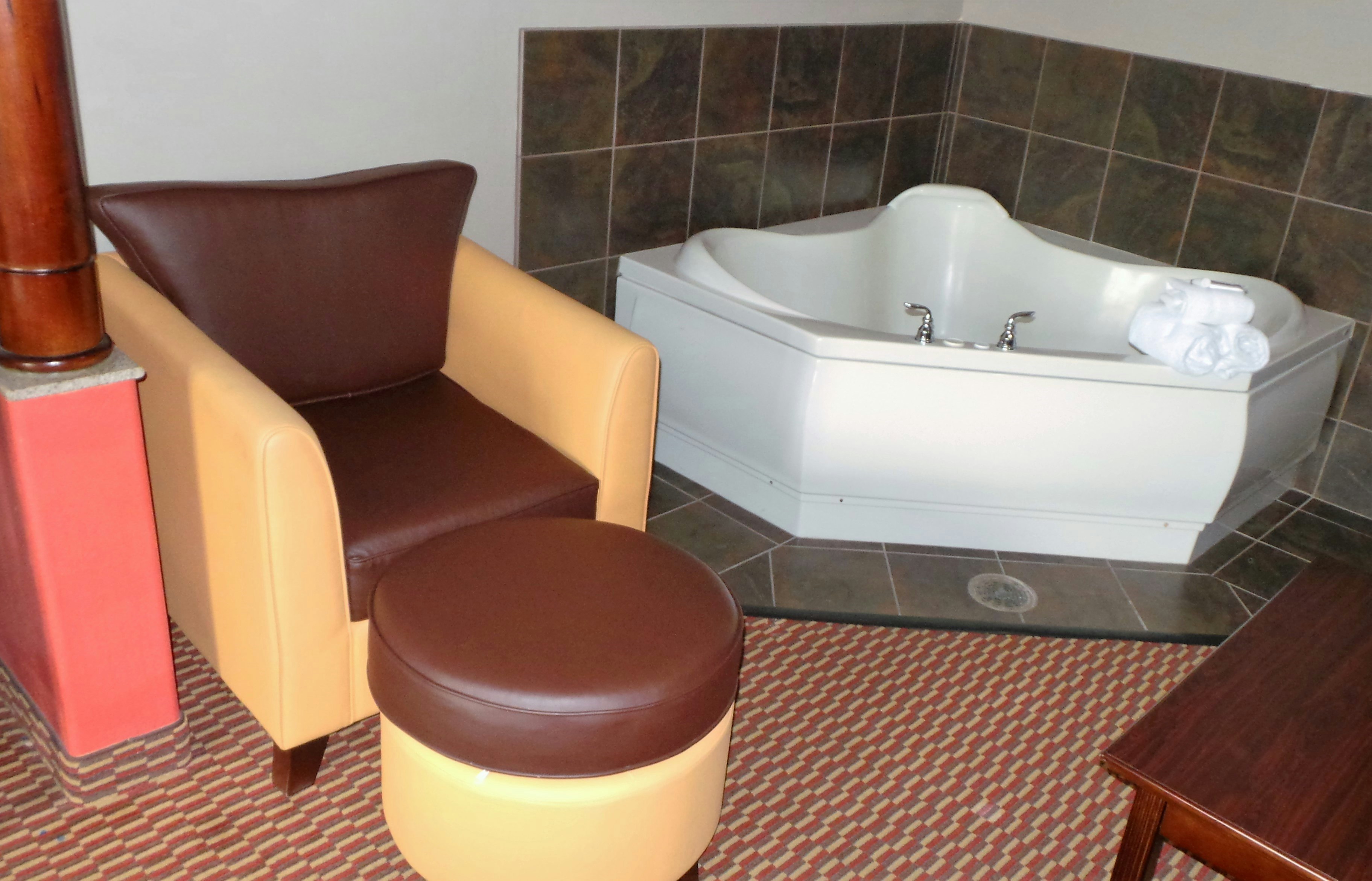جناح بسرير كينج بحوض جاكوزي، Red Roof Inn and Suites Detroit - Melvindale / Dearborn 4/4