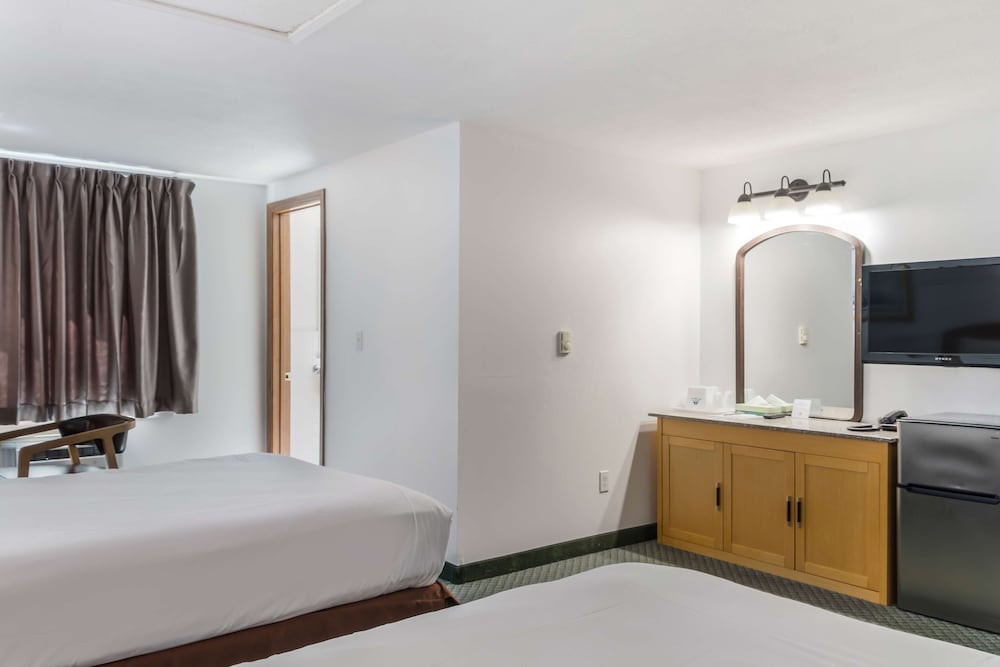 Americas Best Value Inn Suites Hyannis Cape Cod 26/42
