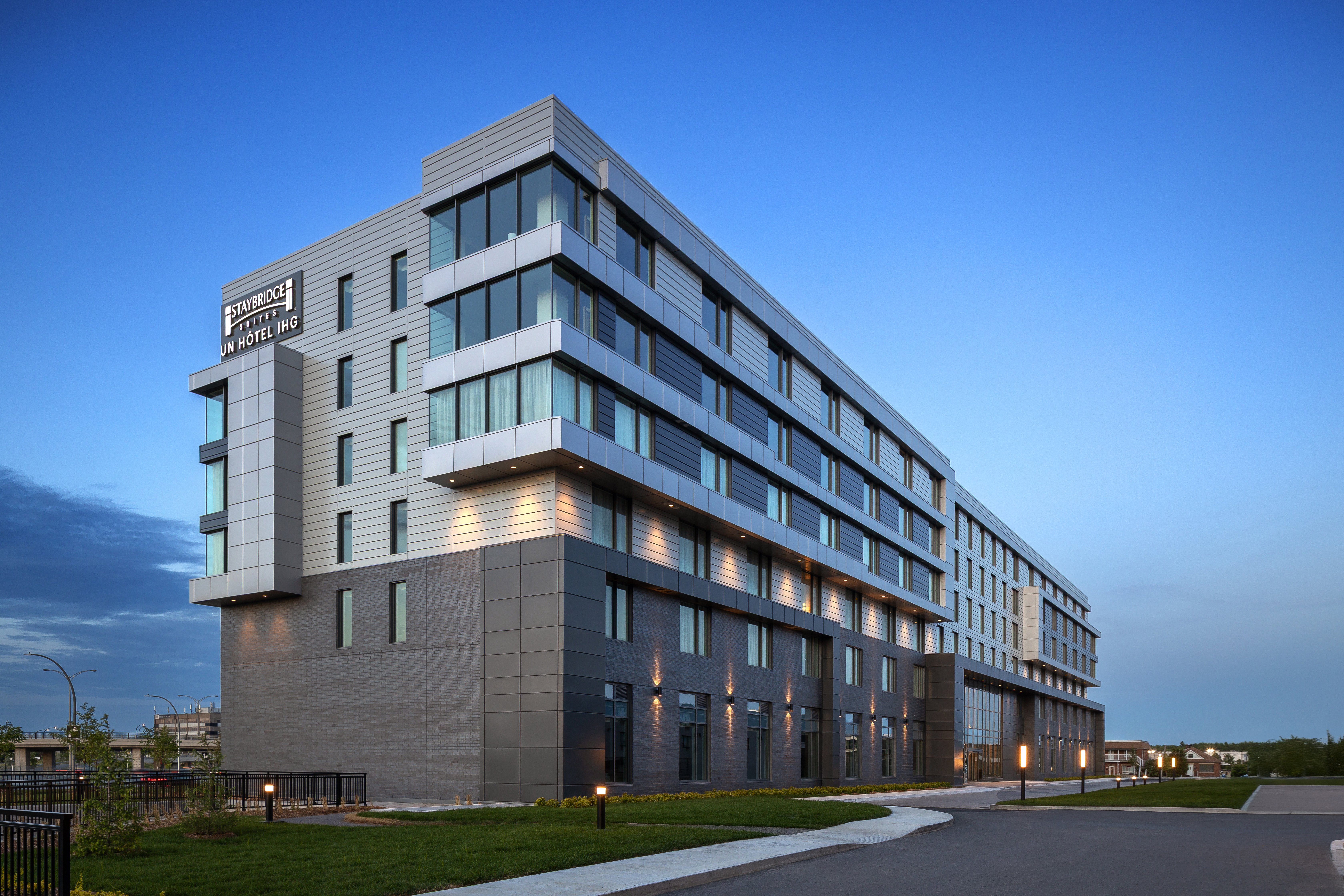 Staybridge Suites Montreal Airport - St-Laurent 4/50