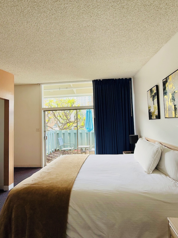 Foghorn Harbor Inn 3/55